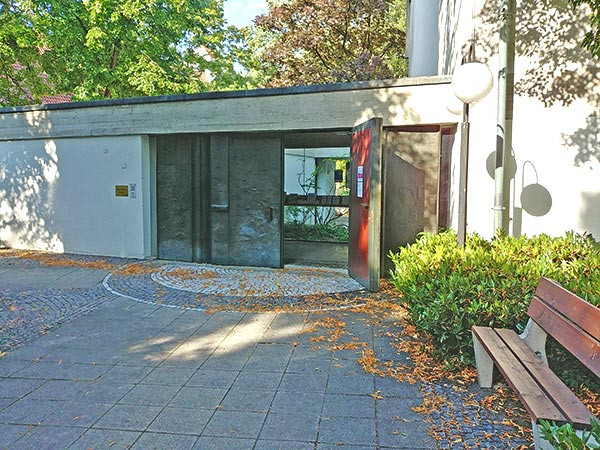 Eingang zur Kirche und zum Pfarramt