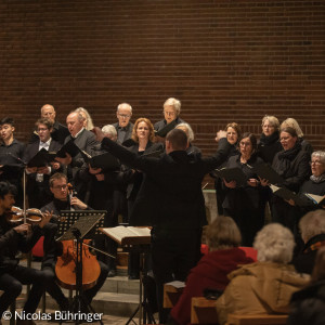 Sicht aus dem Publikum auf Teile des Orchesters und die Kantorei